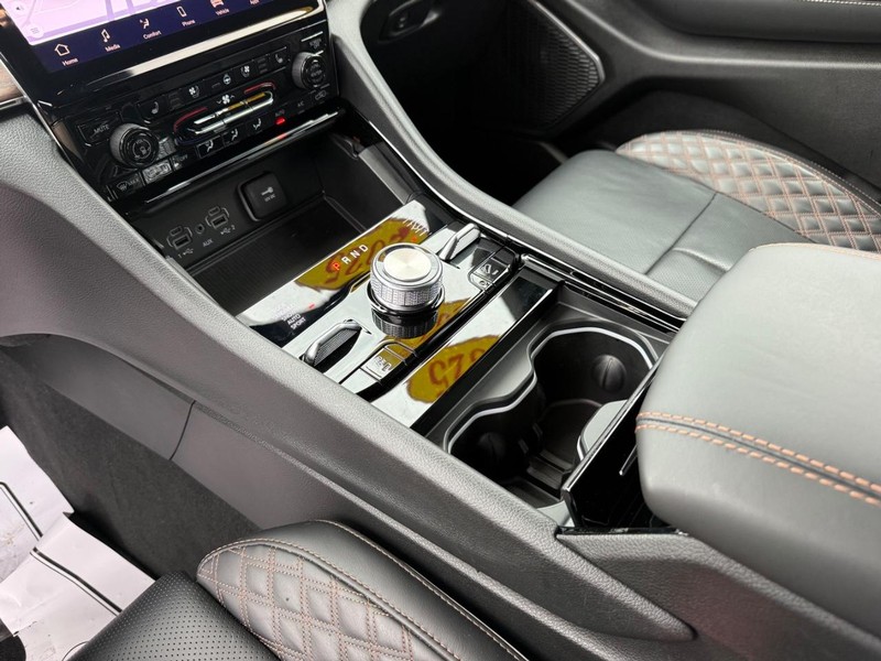 Jeep Grand Cherokee Vehicle Full-screen Gallery Image 29