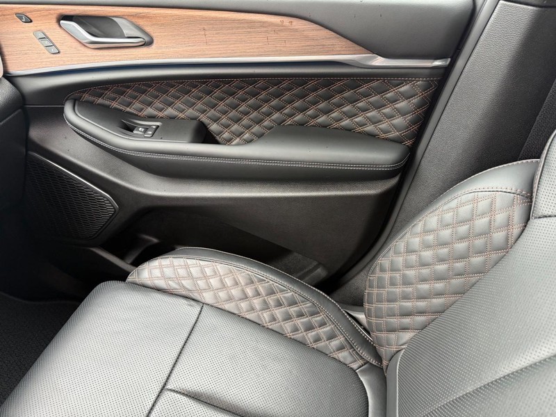 Jeep Grand Cherokee Vehicle Full-screen Gallery Image 30