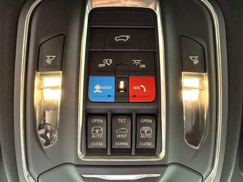 Jeep Grand Cherokee Vehicle Full-screen Gallery Image 31