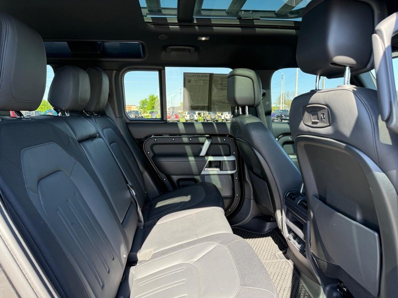Land Rover Defender Vehicle Full-screen Gallery Image 10