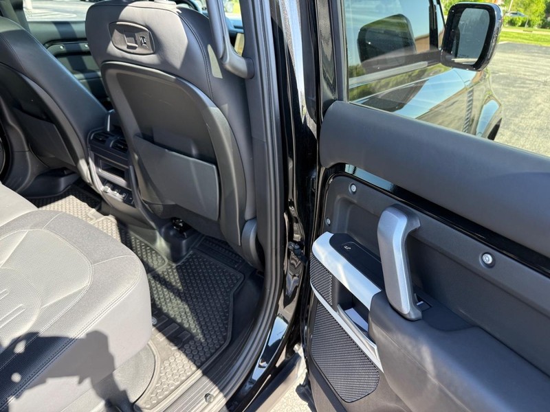Land Rover Defender Vehicle Full-screen Gallery Image 11