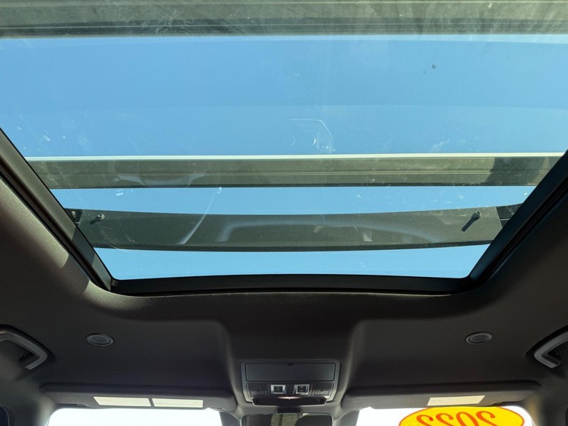 Land Rover Defender Vehicle Full-screen Gallery Image 12