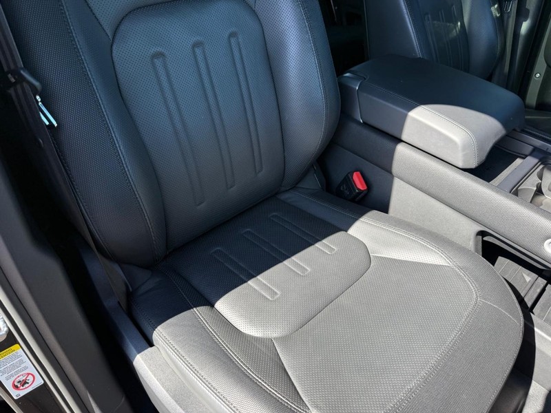 Land Rover Defender Vehicle Full-screen Gallery Image 15