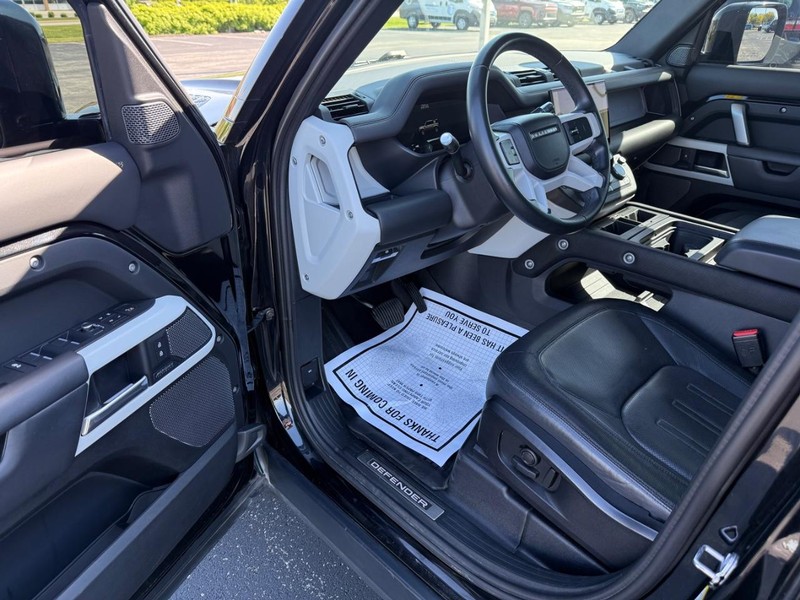 Land Rover Defender Vehicle Full-screen Gallery Image 16