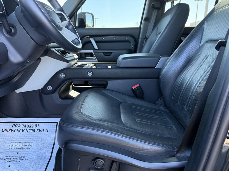 Land Rover Defender Vehicle Full-screen Gallery Image 17