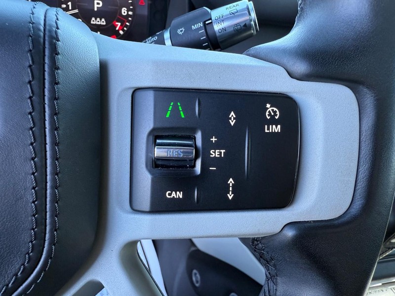 Land Rover Defender Vehicle Full-screen Gallery Image 20