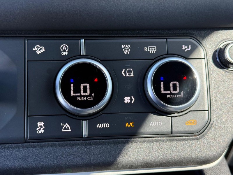 Land Rover Defender Vehicle Full-screen Gallery Image 24