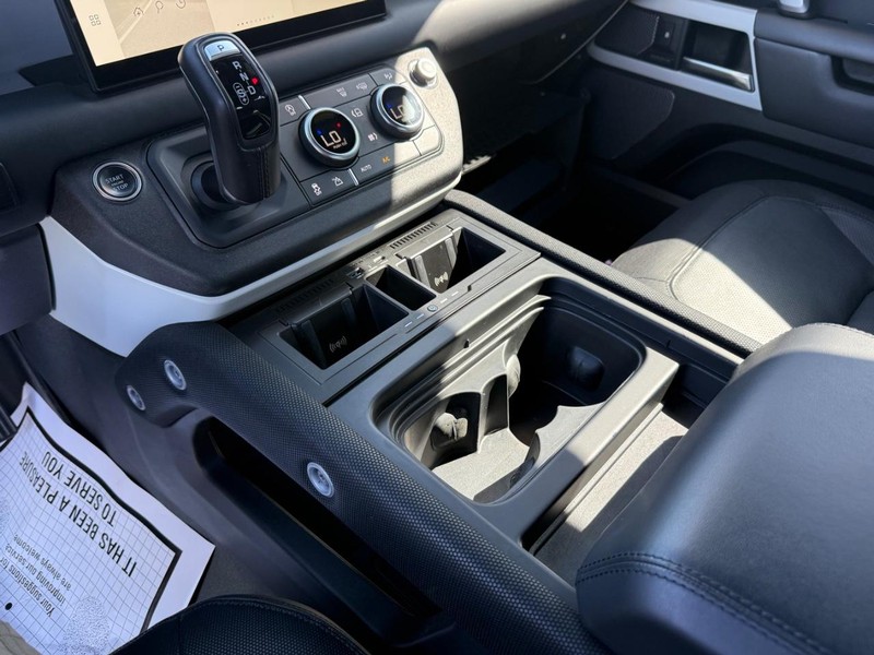 Land Rover Defender Vehicle Full-screen Gallery Image 25