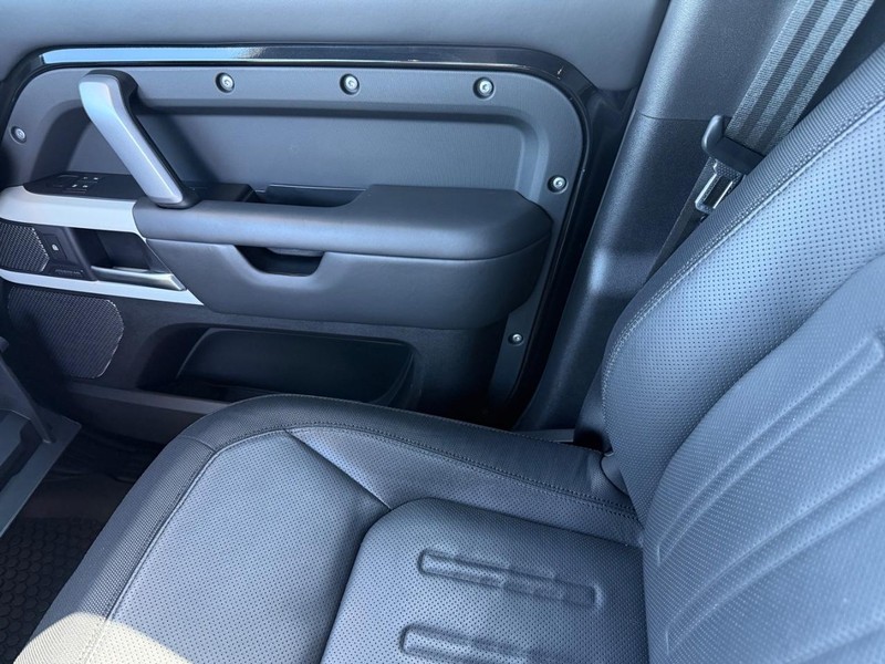 Land Rover Defender Vehicle Full-screen Gallery Image 26