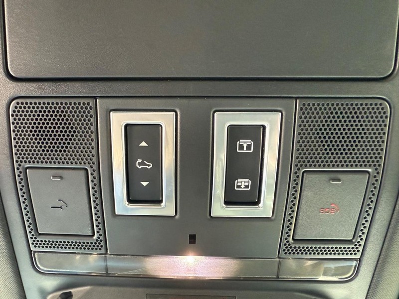 Land Rover Defender Vehicle Full-screen Gallery Image 27