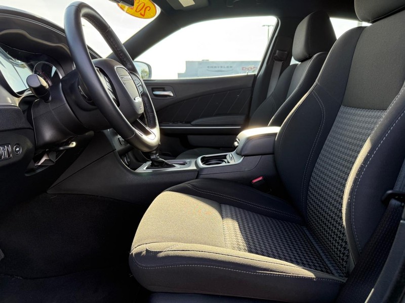 Dodge Charger Vehicle Full-screen Gallery Image 17