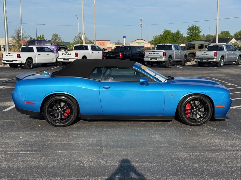 Dodge Challenger Vehicle Full-screen Gallery Image 2