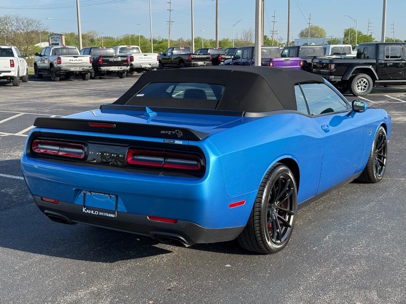 Dodge Challenger Vehicle Full-screen Gallery Image 3