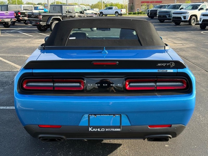 Dodge Challenger Vehicle Full-screen Gallery Image 4