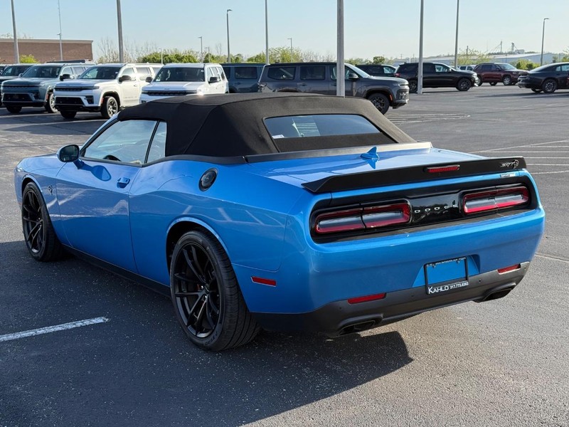 Dodge Challenger Vehicle Full-screen Gallery Image 5