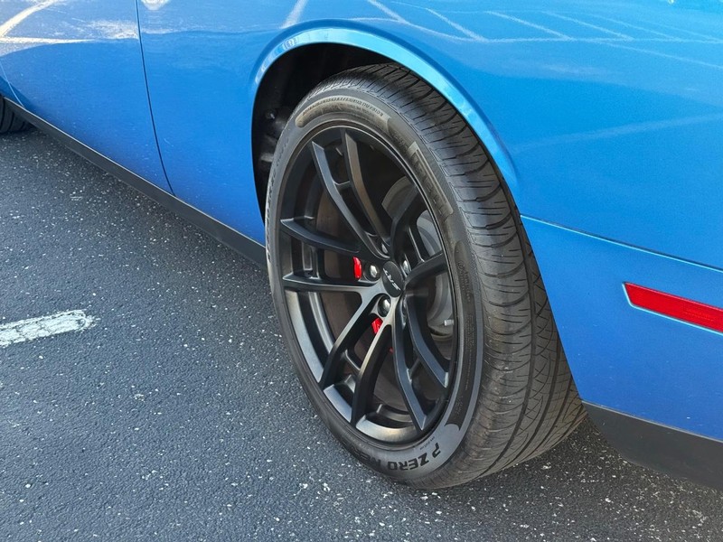 Dodge Challenger Vehicle Full-screen Gallery Image 6
