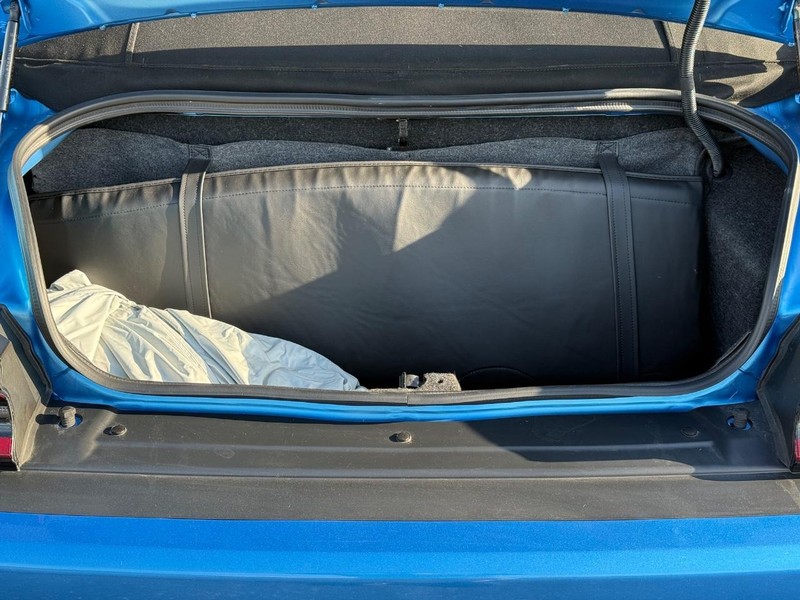 Dodge Challenger Vehicle Full-screen Gallery Image 7