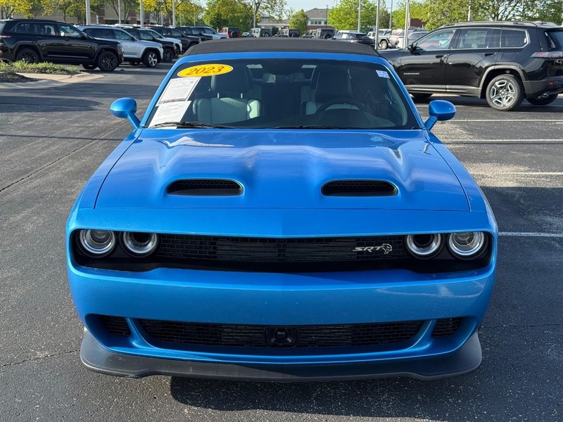 Dodge Challenger Vehicle Full-screen Gallery Image 9
