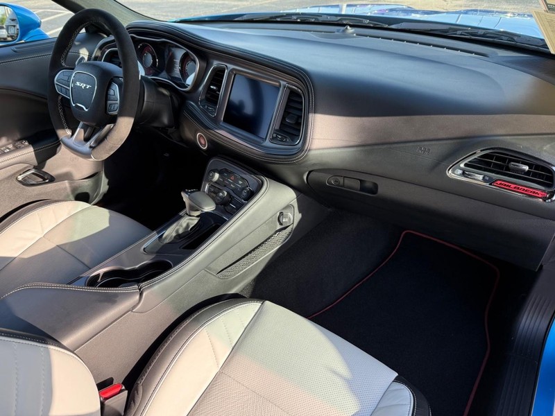 Dodge Challenger Vehicle Full-screen Gallery Image 11