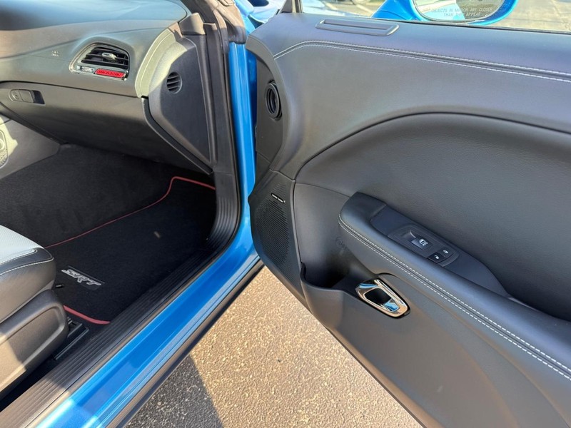 Dodge Challenger Vehicle Full-screen Gallery Image 12