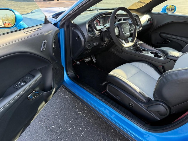 Dodge Challenger Vehicle Full-screen Gallery Image 15