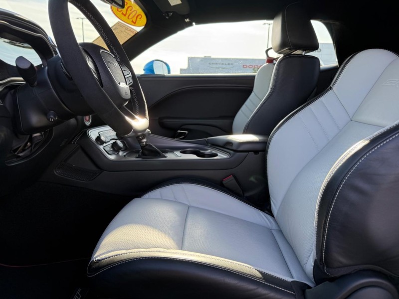 Dodge Challenger Vehicle Full-screen Gallery Image 16