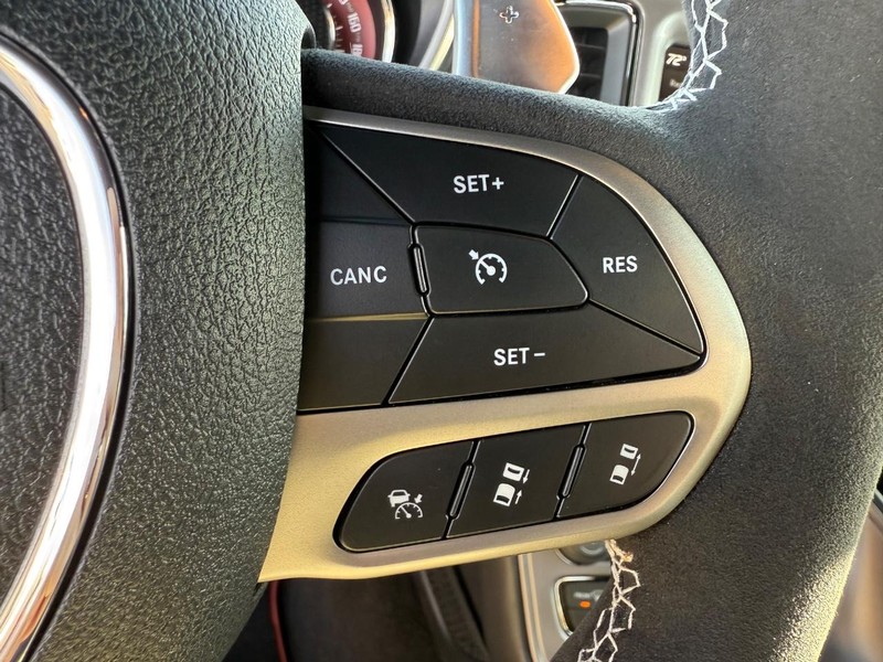 Dodge Challenger Vehicle Full-screen Gallery Image 19