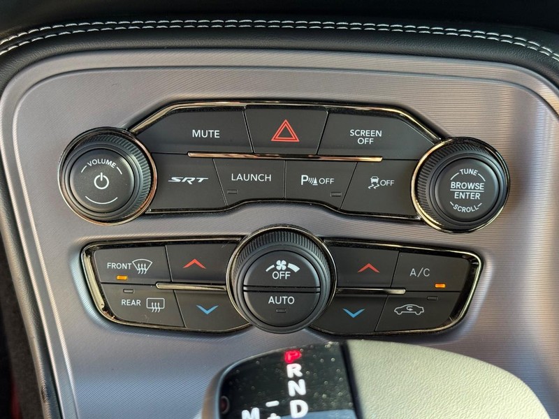 Dodge Challenger Vehicle Full-screen Gallery Image 24
