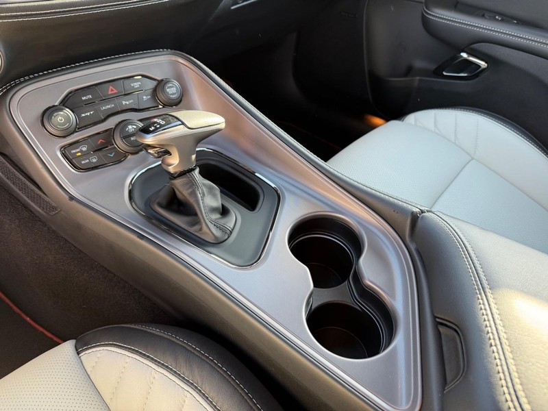 Dodge Challenger Vehicle Full-screen Gallery Image 25