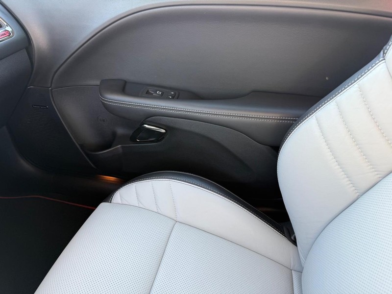 Dodge Challenger Vehicle Full-screen Gallery Image 26