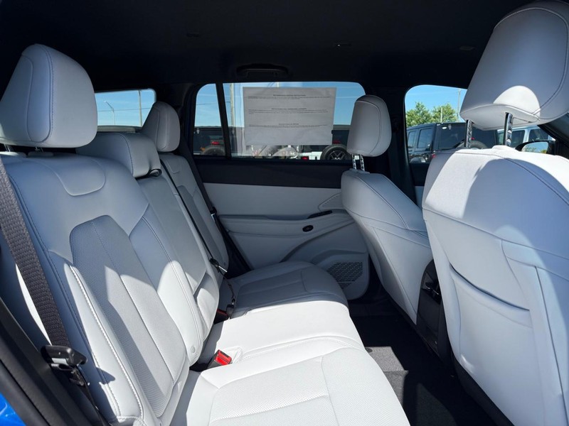 Jeep Cherokee Vehicle Full-screen Gallery Image 11