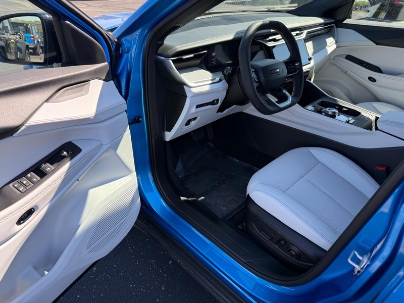Jeep Cherokee Vehicle Full-screen Gallery Image 17
