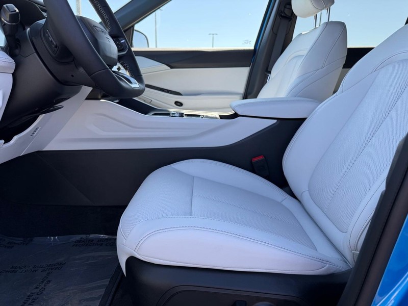 Jeep Cherokee Vehicle Full-screen Gallery Image 18