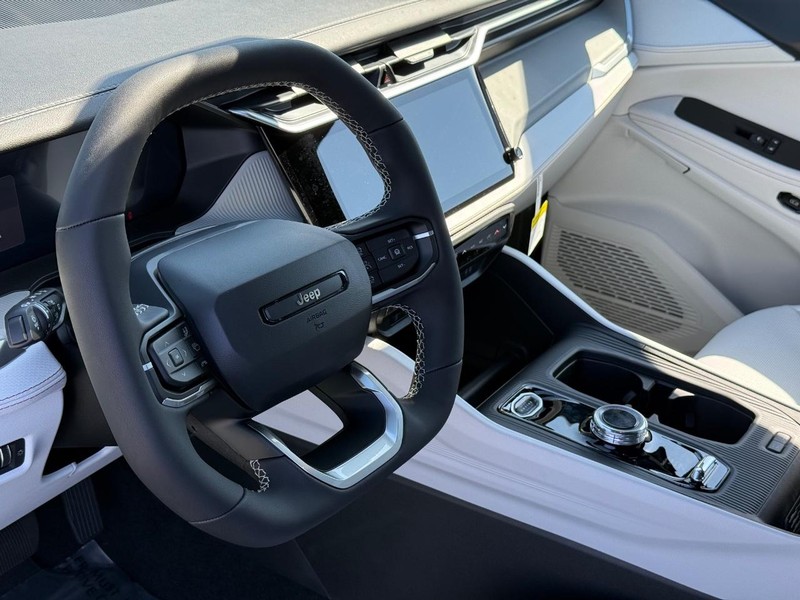 Jeep Cherokee Vehicle Full-screen Gallery Image 19