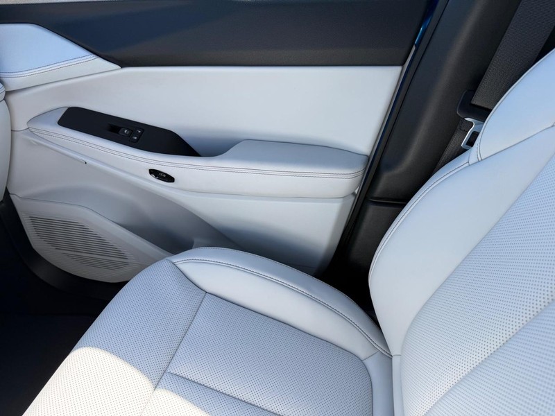 Jeep Cherokee Vehicle Full-screen Gallery Image 26