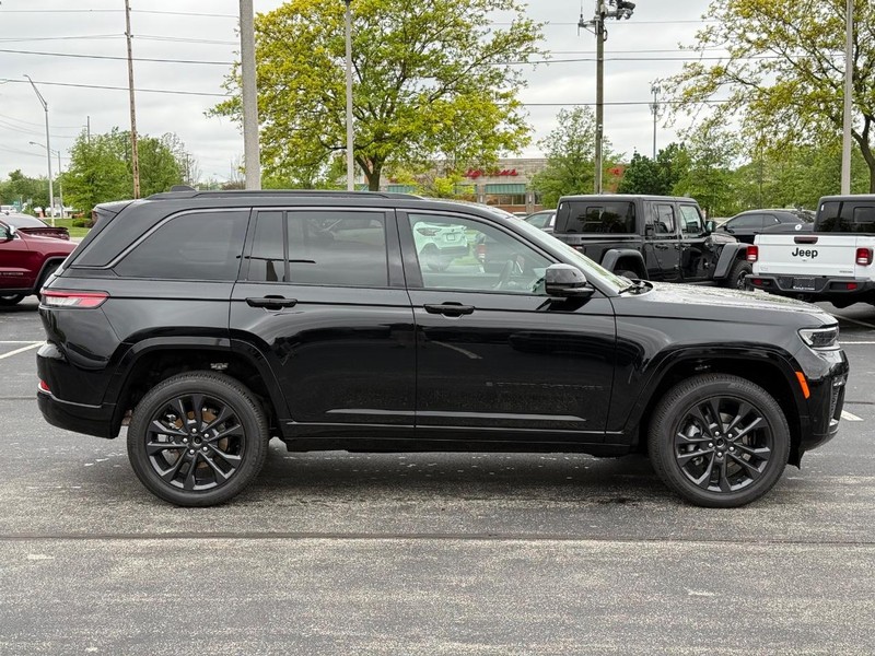 Jeep Grand Cherokee Vehicle Full-screen Gallery Image 2
