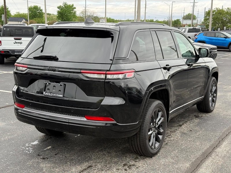 Jeep Grand Cherokee Vehicle Full-screen Gallery Image 3