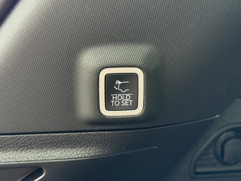 Jeep Grand Cherokee Vehicle Full-screen Gallery Image 8