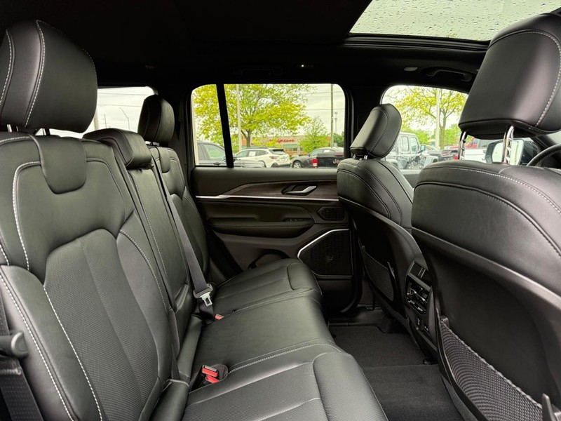 Jeep Grand Cherokee Vehicle Full-screen Gallery Image 12