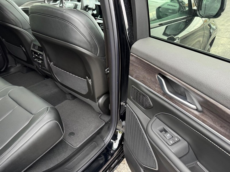 Jeep Grand Cherokee Vehicle Full-screen Gallery Image 13