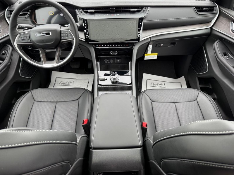 Jeep Grand Cherokee Vehicle Full-screen Gallery Image 15