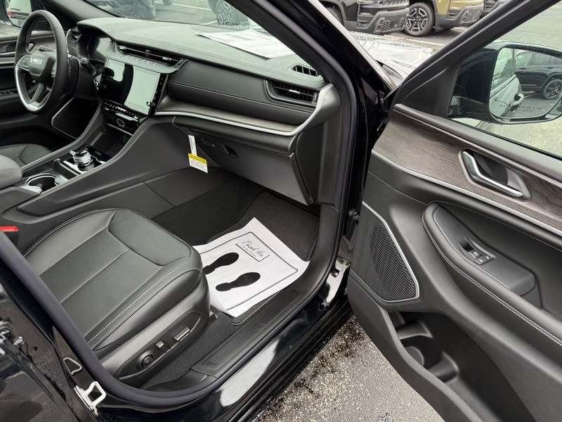Jeep Grand Cherokee Vehicle Full-screen Gallery Image 17