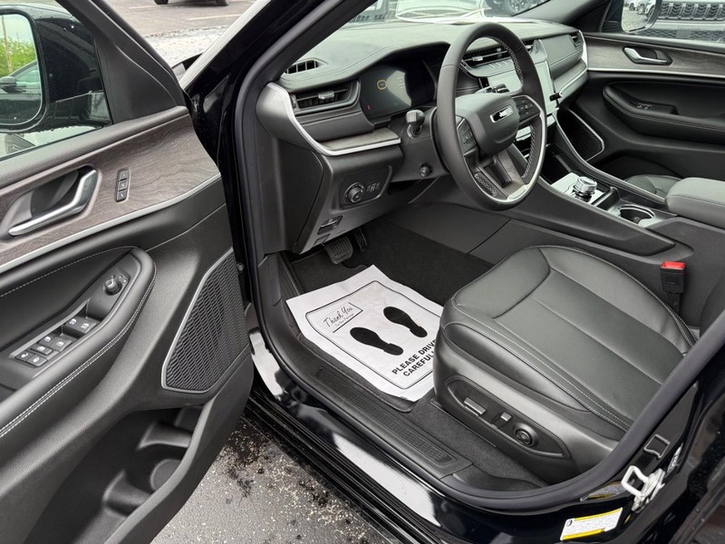 Jeep Grand Cherokee Vehicle Full-screen Gallery Image 19