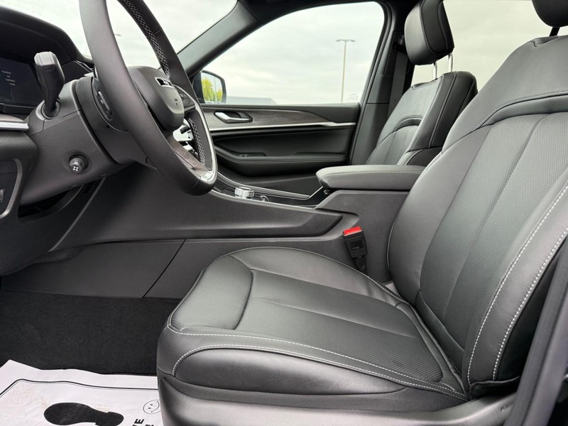 Jeep Grand Cherokee Vehicle Full-screen Gallery Image 20