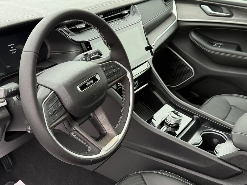 Jeep Grand Cherokee Vehicle Full-screen Gallery Image 21