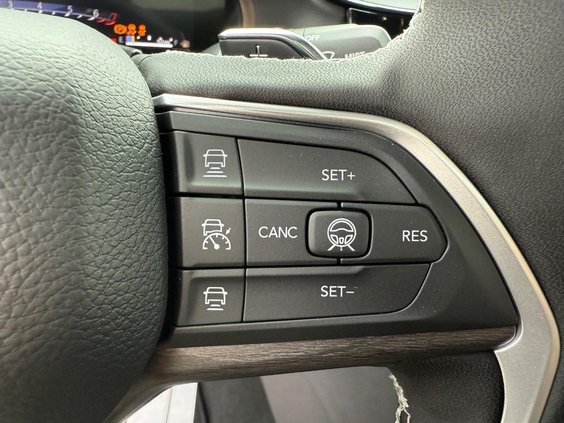 Jeep Grand Cherokee Vehicle Full-screen Gallery Image 23
