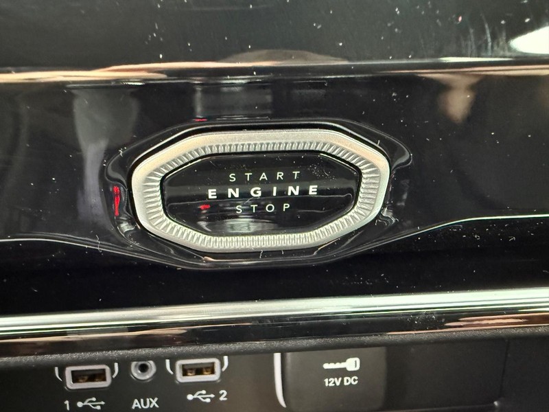 Jeep Grand Cherokee Vehicle Full-screen Gallery Image 24