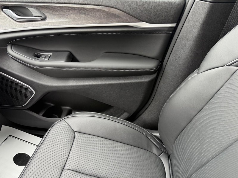 Jeep Grand Cherokee Vehicle Full-screen Gallery Image 28