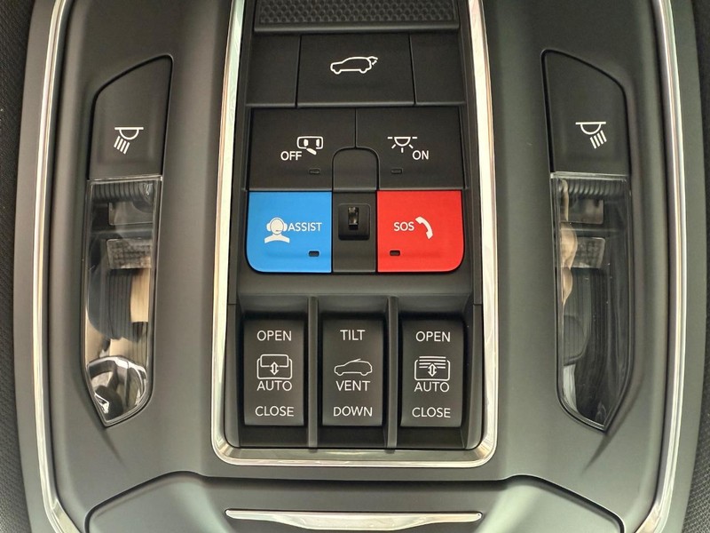 Jeep Grand Cherokee Vehicle Full-screen Gallery Image 29