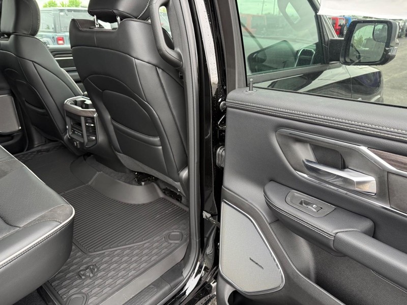 Ram 1500 Vehicle Full-screen Gallery Image 12